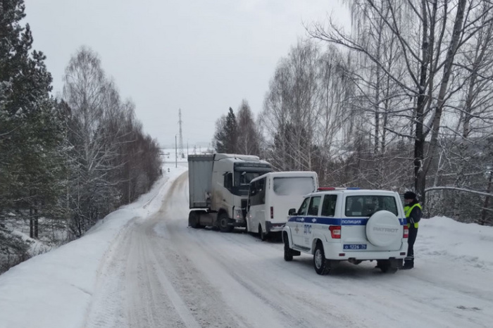 Пострадали 9 человек: на Урале рейсовый пассажирский автобус врезался в грузовик
