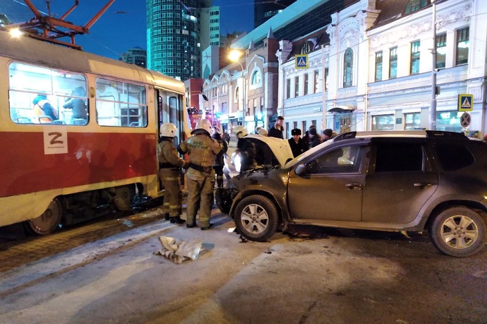 В центре Екатеринбурга легковушка врезалась в трамвай и загорелась