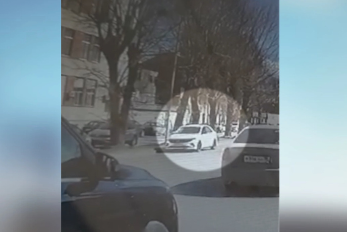 В Екатеринбурге водитель нашел способ объехать пробку, не нарушая правил