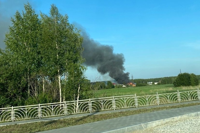 Пожар на севере Екатеринбурга: горят два частных дома с надворными постройками
