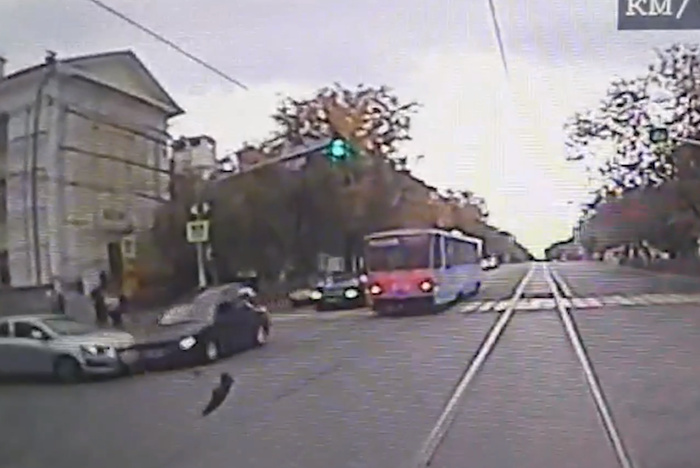 В Екатеринбурге водитель помчался на красный и устроил массовую аварию с трамваем