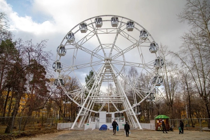 В Екатеринбурге накануне открылось колесо обозрения на Уралмаше