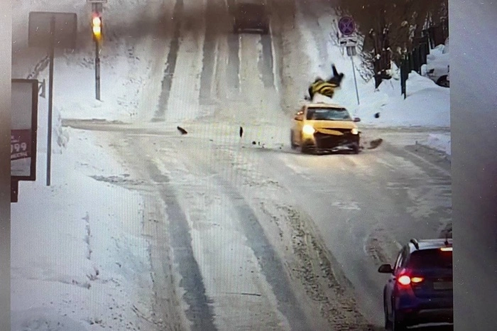 Страшное ДТП, в котором таксист в Екатеринбурге сбивает насмерть курьера, попало на видео