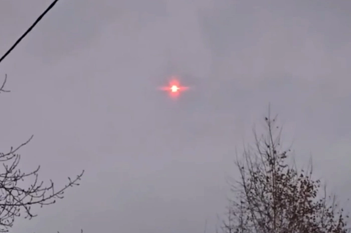 Екатеринбуржцев напугали сирены, выстрелы и падающие с неба светящиеся шары