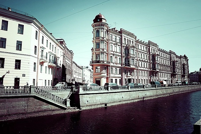 В Петербурге дворник своими ребрами поймал выпавшего с высоты 7 этажа ребенка