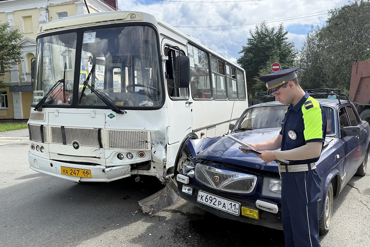 В Свердловской области автобус с пассажирами попал в ДТП