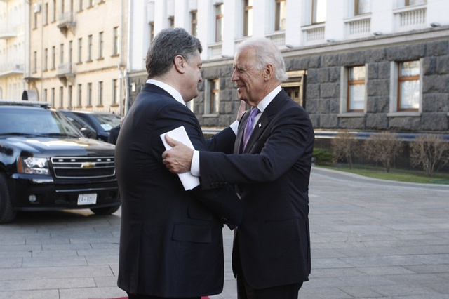 Байден обсудил с премьером Эстонии помощь Украине и давление на Россию
