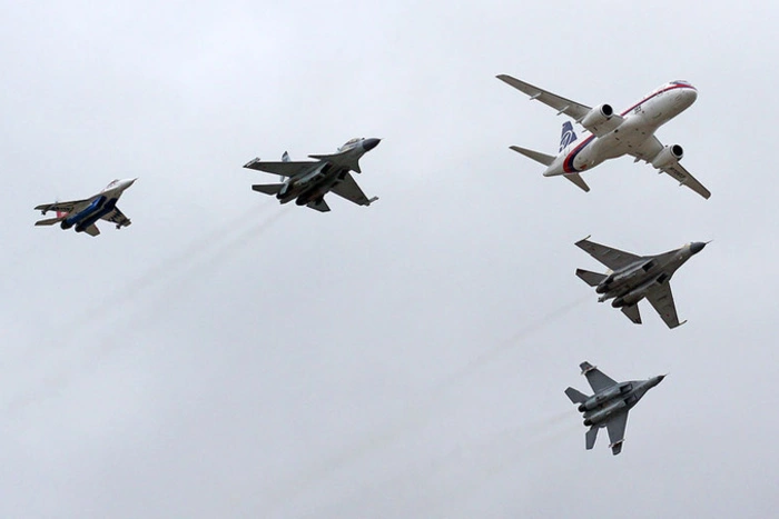 Су-27 пилотажной группы «Русские витязи» упал в Подмосковье, пилот погиб