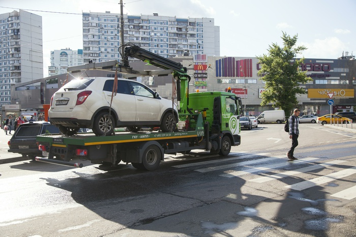 В Екатеринбурге эвакуированную машину вернули на место, увидев на ней дипномера