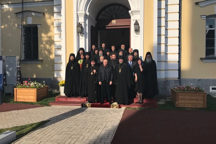 СМИ узнали имя женщины, которая была в Коневецком монастыре вместе с Путиным