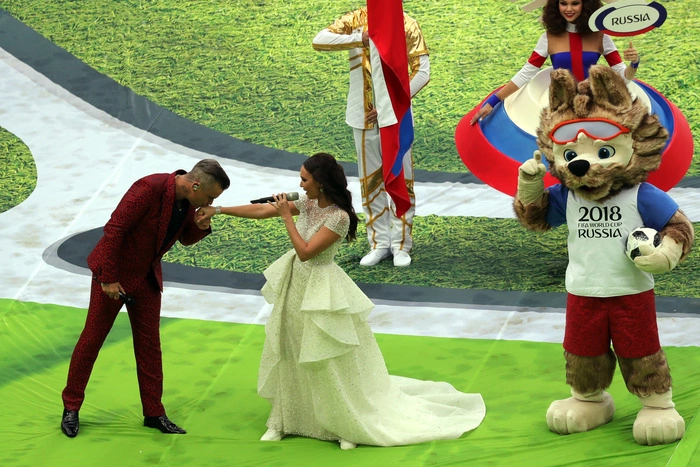 Американский канал извинился за «средний палец» Робби Уильямса