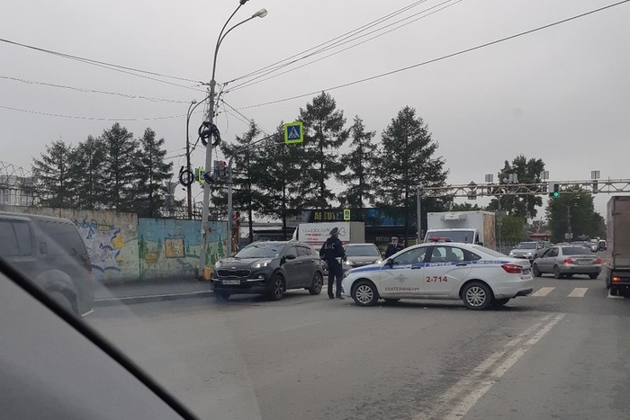 В Екатеринбурге закрыли движение по Шефской из-за потопа