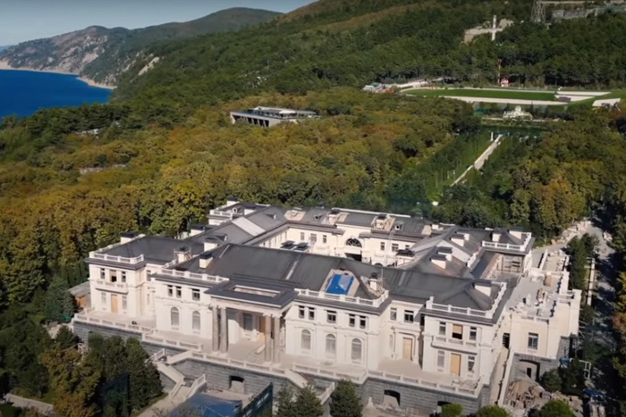 Биограф Путина подтвердил, что дворец в Геленджике президенту подарили олигархи