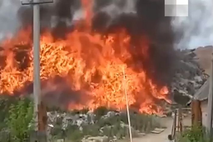 Площадь возгорания составила 600 квадратных метров: в Берёзовском вспыхнула местная свалка