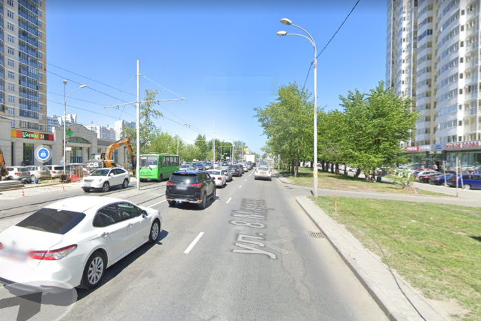 В Екатеринбурге автобус сбил мужчину, который вышел из-за припаркованной машины