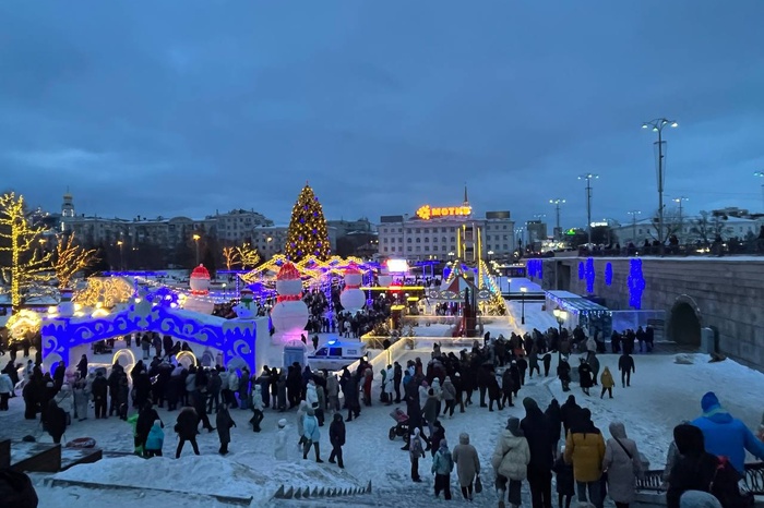 Стоять не буду! Свердловчане и туристы штурмуют ледовый городок в Екатеринбурге (ФОТО)