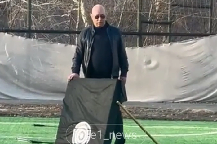 В центре Екатеринбурга неадекват на элитном автомобиле напал на лучниц