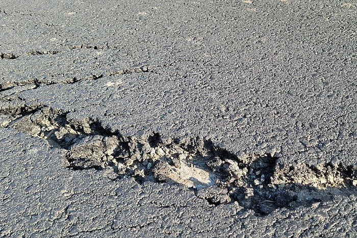 В Екатеринбурге отремонтировали трассу. Через две недели асфальт на ней начал разрушаться