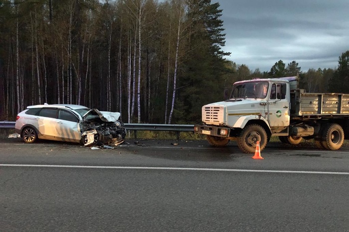 Водитель Lada Vesta уснул за рулем на ЕКАД и врезался в грузовик