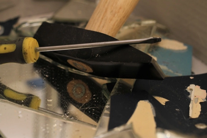 В Екатеринбурге мужчина устроил незаконную вечеринку в квартире и исколол отверткой гостей