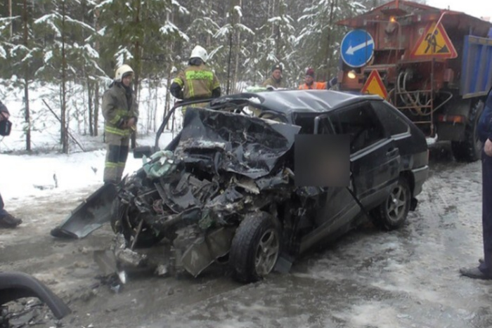 В Свердловской области три человека погибли при столкновении «ВАЗа» и грузовика