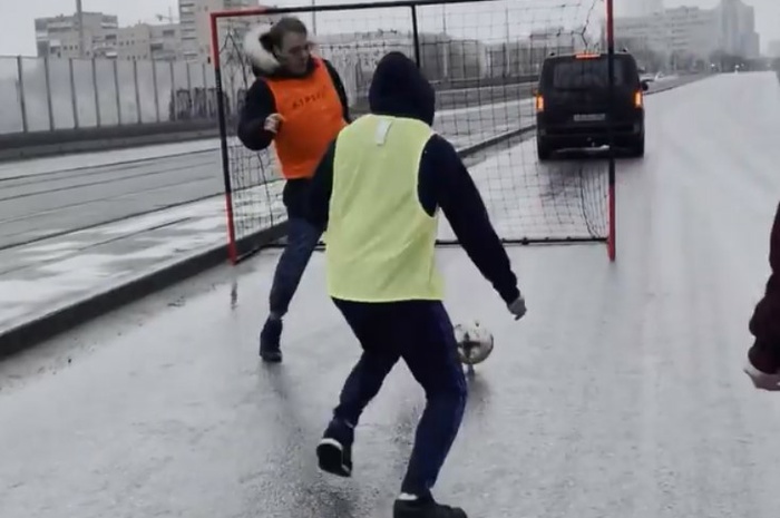 В Екатеринбурге блогеры сыграли в футбол прямо на проезжей части