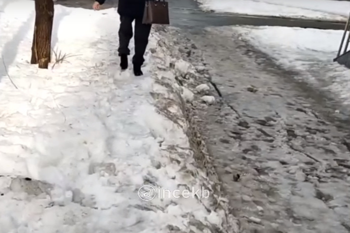 Лучше по сугробам: екатеринбуржцы жалуются на неочищенные тротуары