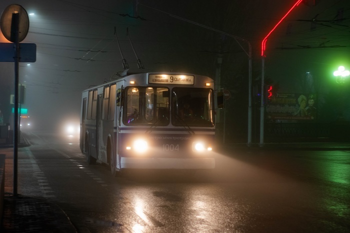 В центре Екатеринбурга загорелся троллейбус
