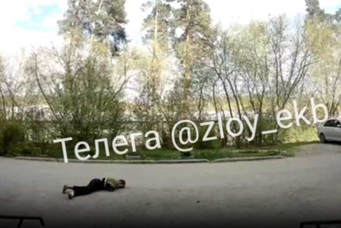 Сильно болел: в Екатеринбурге мужчина выпал из окна и разбился насмерть
