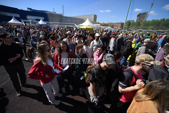 Что случилось? Тысячи людей вышли на улицы Екатеринбурга