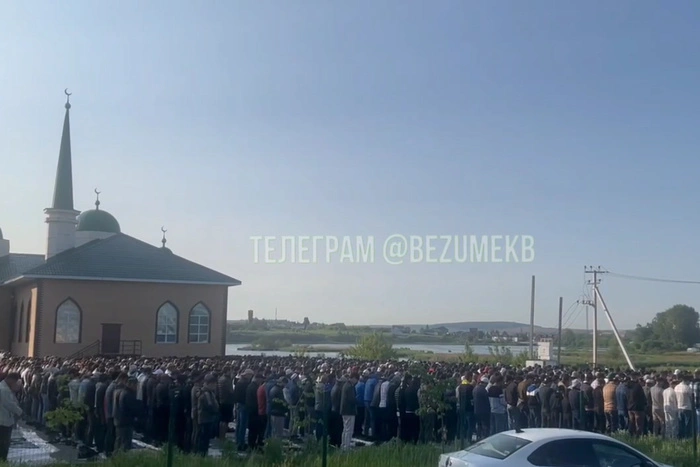 В Екатеринбурге тысячи мусульман перекрыли улицы на Юго-Западе