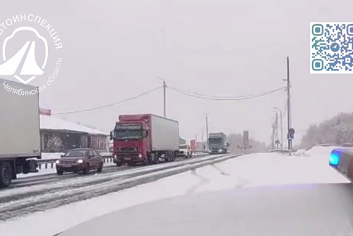 В трех часах езды от Екатеринбурга трассу М-5 замело снегом