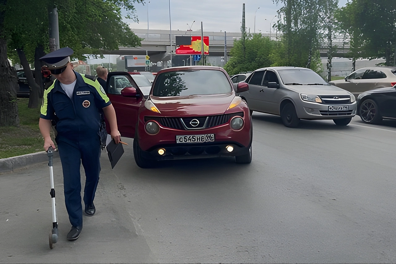 В Екатеринбурге ребёнок бросился за мячом и попал под машину