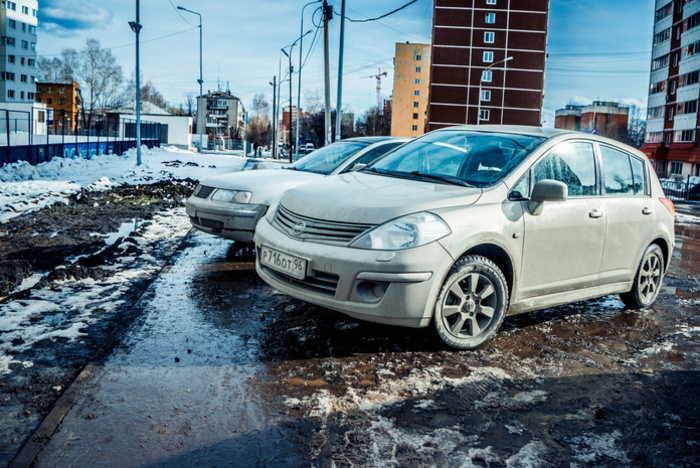 Житель Дегтярска через суд отменил региональный закон о парковке на газонах