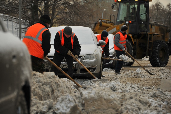В Екатеринбурге открыли горячую линию по уборке снега во дворах