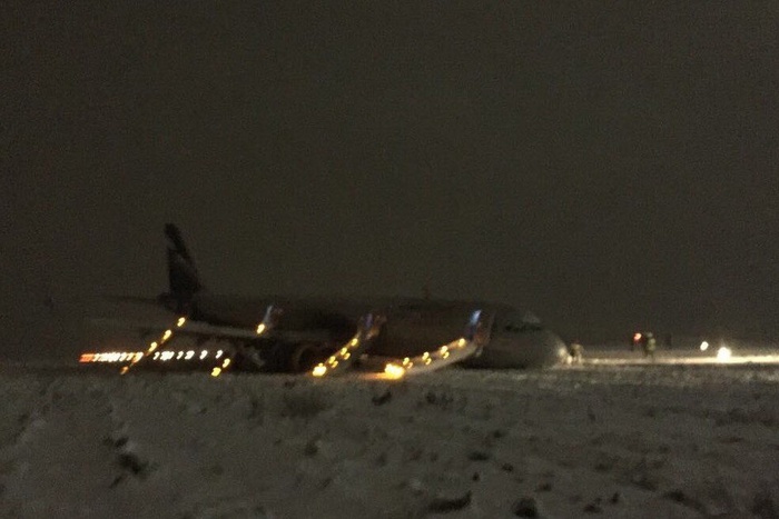 Пассажирский самолет выкатился за полосу при посадке в Калининграде