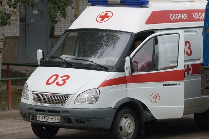 В Екатеринбурге неадекватный мужчина напал на бригаду реанимации, закидав машину камнями