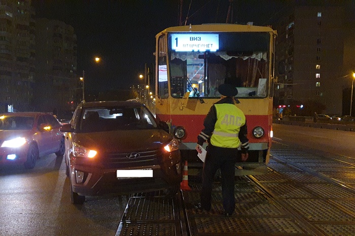 Коляска опрокинулась на бок: в Екатеринбурге в ДТП с участием трамвая пострадал 4-месячный ребенок