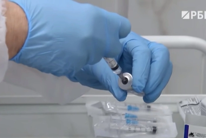 «Какой же это врач?». Гинцбург поддержал идею лишать дипломов медиков-антипрививочников