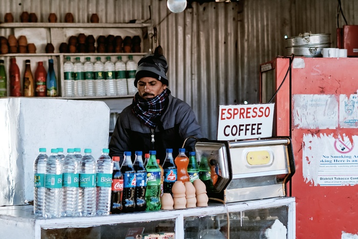 В Сургуте в морозы людям разрешают погреться в ларьках на остановках только за деньги