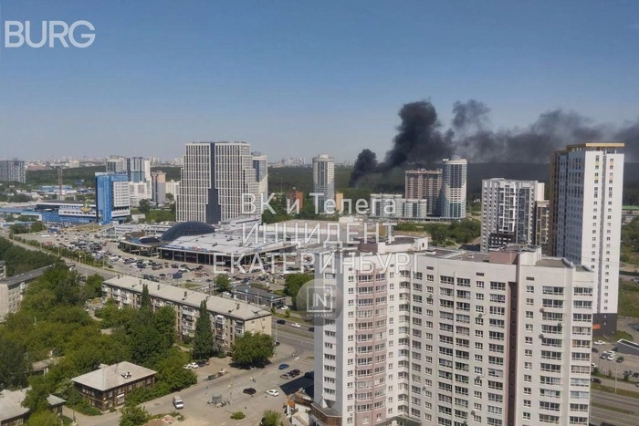 На Уктусе загорелась многоэтажка на Просторной