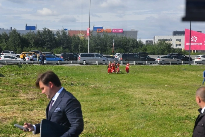 В Екатеринбурге посетителей попросили покинуть «Иннопром». Теперь они не могут добраться до города