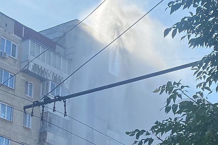 На Уралмаше из земли забил фонтан с девятиэтажный дом