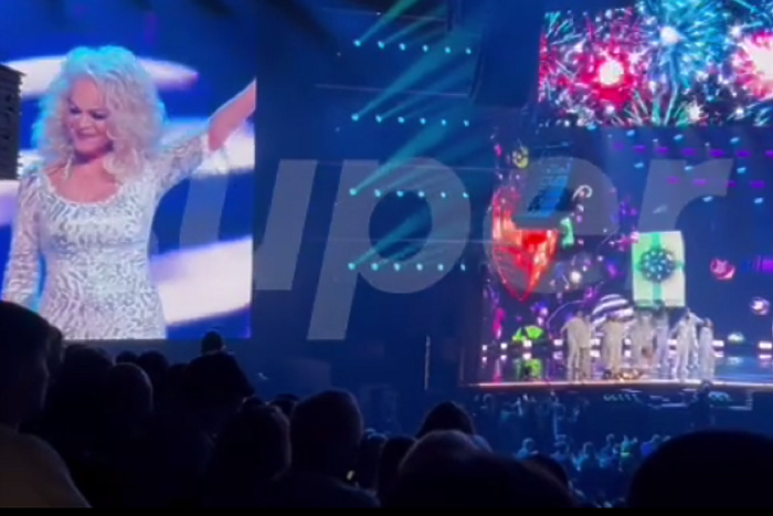 Красноречивое молчание: Долина впервые вышла на сцену после решения суда