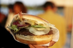 "Макдональдс" оштрафовали за мышиный хвост в гамбургере