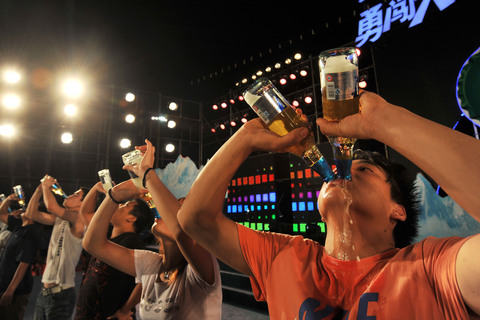 Китайские власти решили вмешаться в судьбу двухлетнего алкоголика
