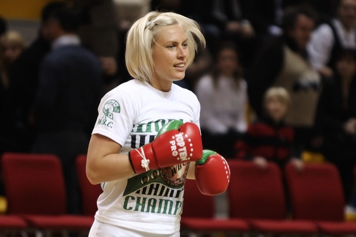 Западные СМИ назвали новой подругой Владимира Путина чемпионку мира по боксу