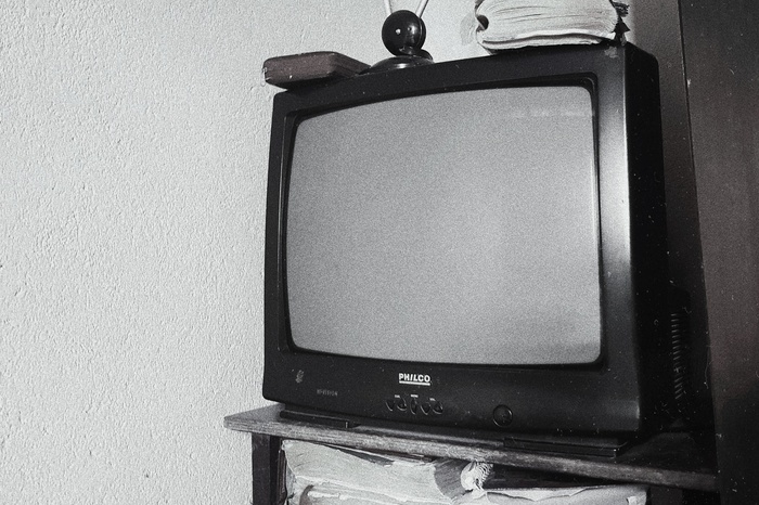 В Берёзовском вор выпал из окна с краденым телевизором