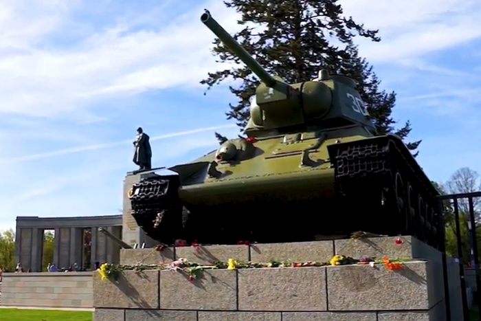 Россия потребовала наказать накрывших советские танки в Берлине флагом Украины