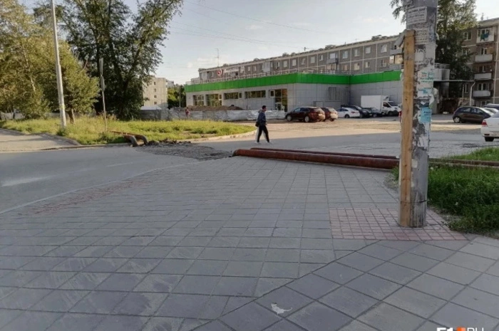 Екатеринбурженка рассказала об укладке ржавых труб поверх тротуара